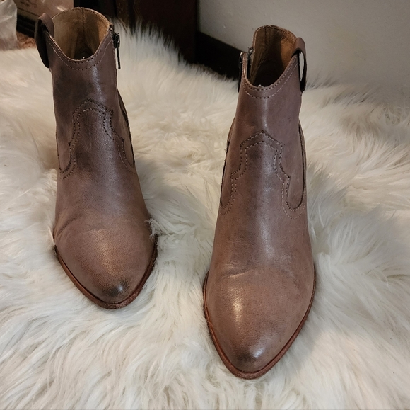 Frye Reina Western Yoke Distressed Brown Leather Ankle Boots Winter Spring - Picture 6 of 13